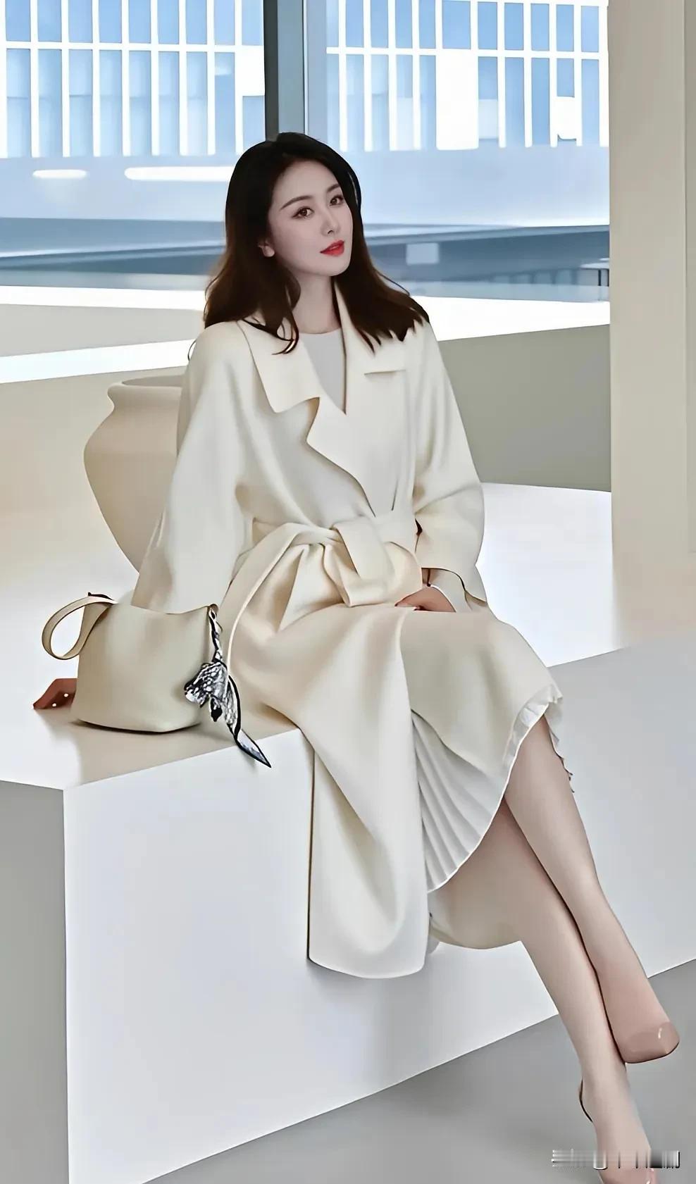 米白大衣裹着温柔，都市一隅的静，是独属于自己的松弛时刻。温婉气质大衣米白气质