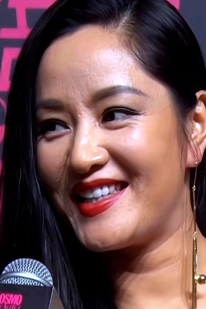 超模瞿颖竟然把自己折腾成了全身黝黑、头发半白的泰国农民。每天清晨6点，你还在被窝