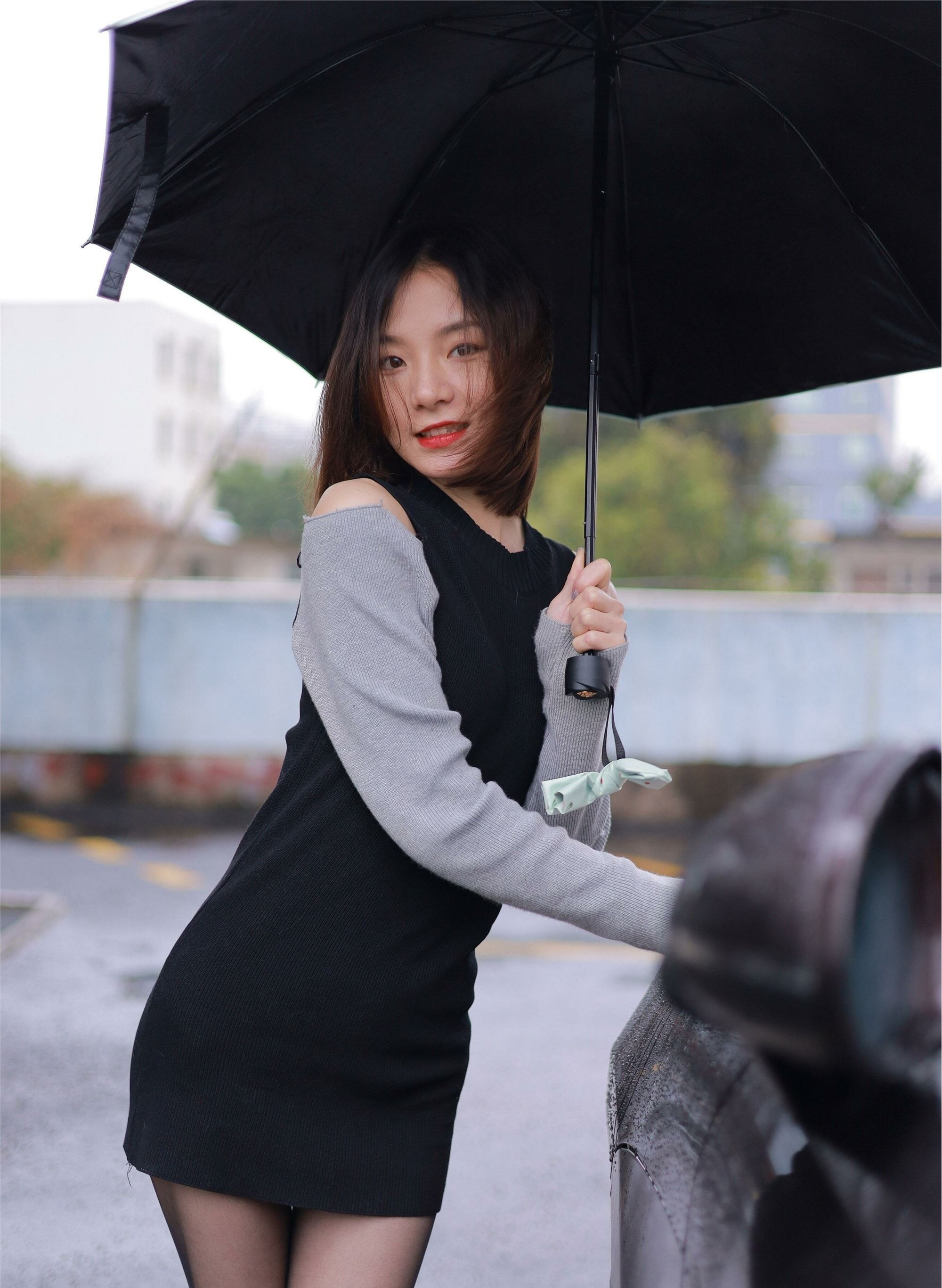 黑色与灰色的拼接连衣裙简单又不失大气