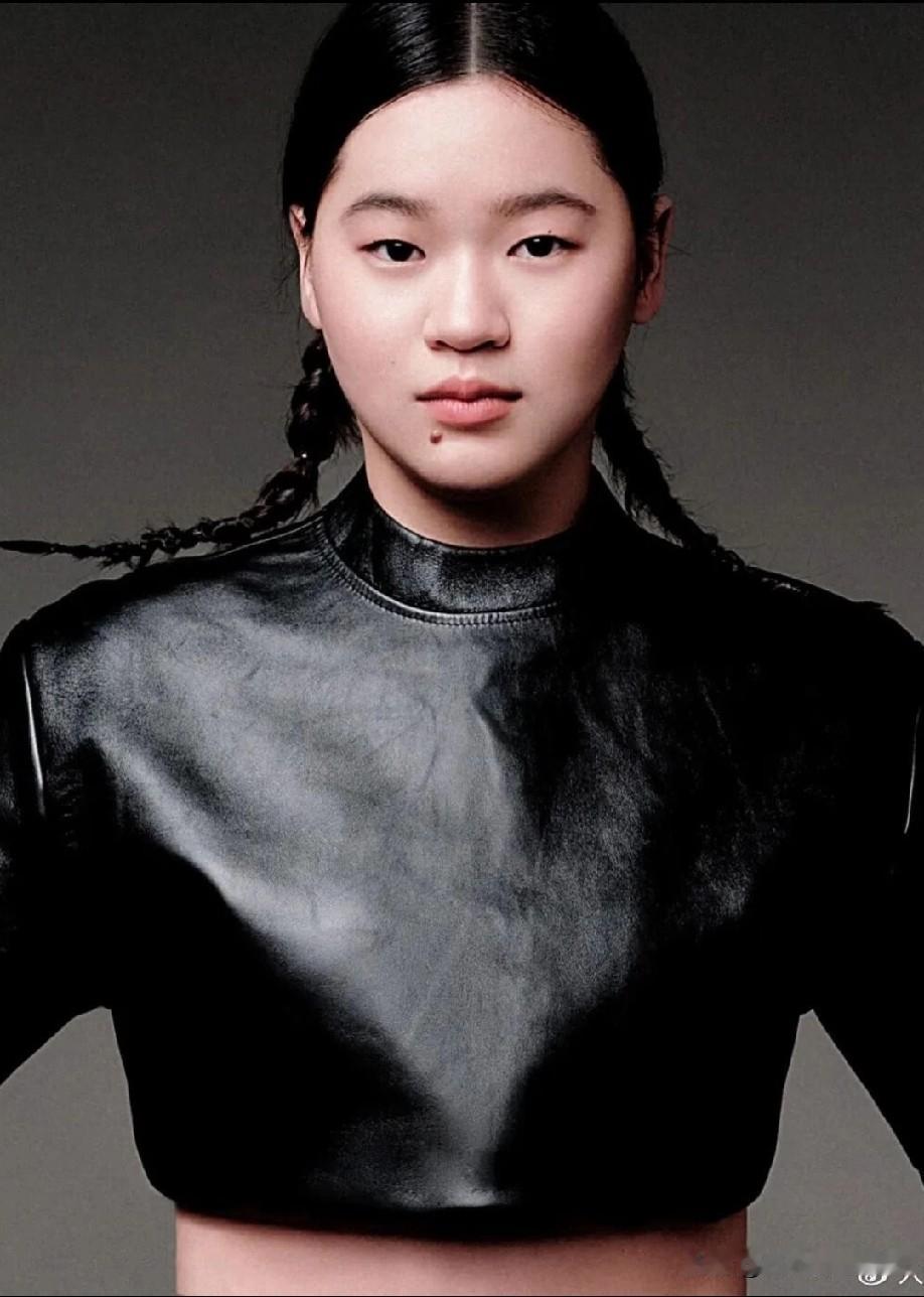 第一眼，我都不敢相信这是全红婵！太洋气太高级了吧！这和以前黄色短发瘦杆杆从泳