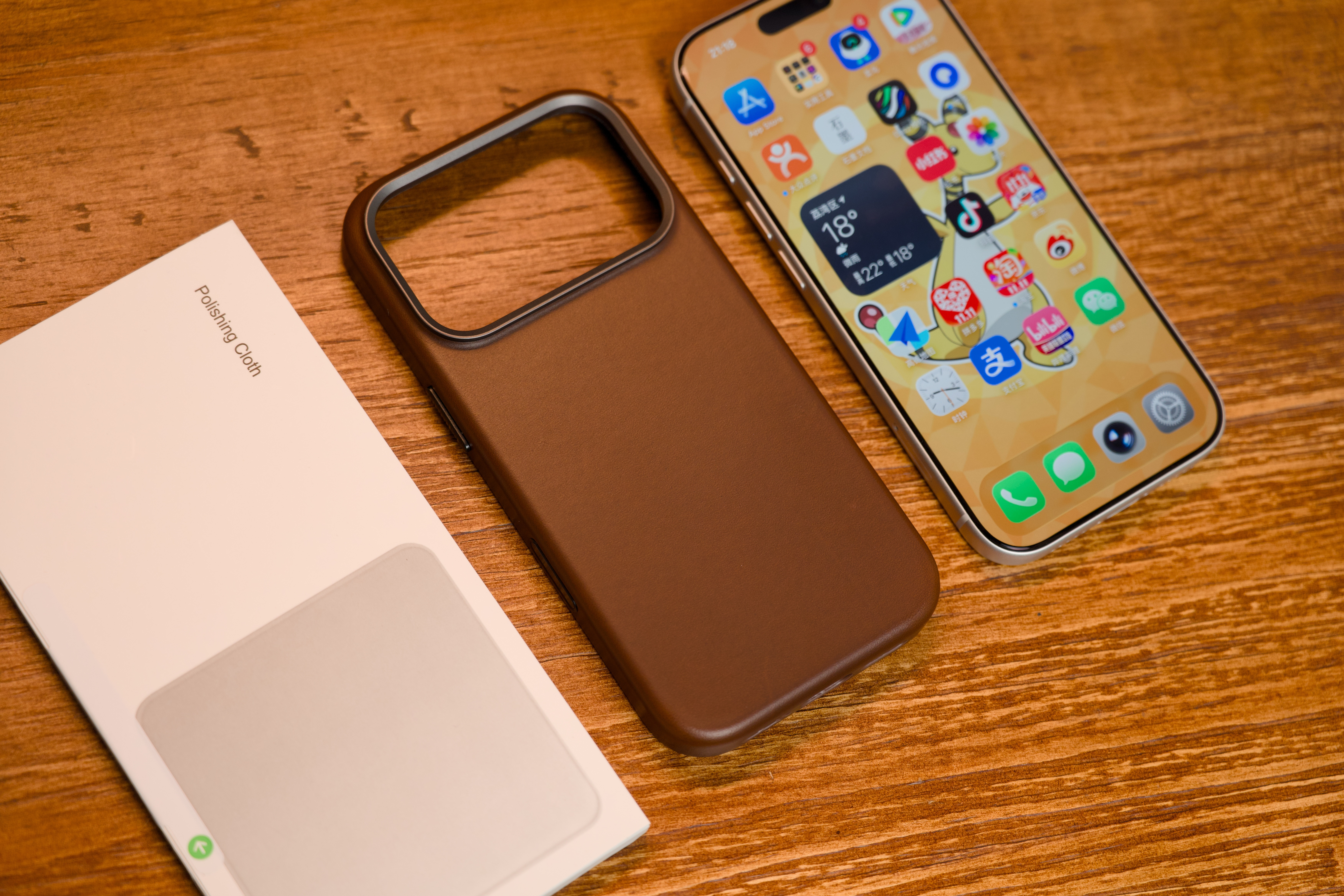 很久之前就跟我说想搞iPhone真皮壳，现在终于看到货了，听说还是某大厂代工的真