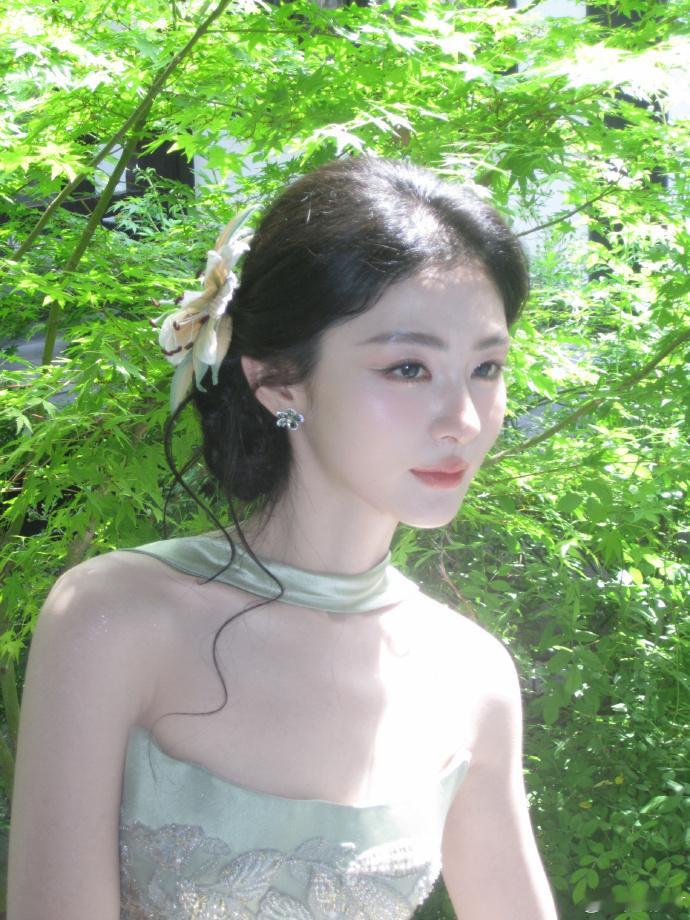 赵晴年度文化魅力人物赵晴的东方韵味是刻进骨血里的。她演珍妃你能看到晚清，演牧遥