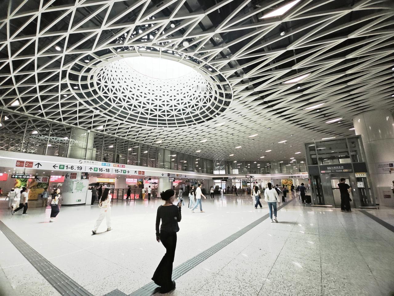 深圳有两个超级地铁站，基本上是挨在一起的，风格不同但都大得惊人，堪比高铁站或者机
