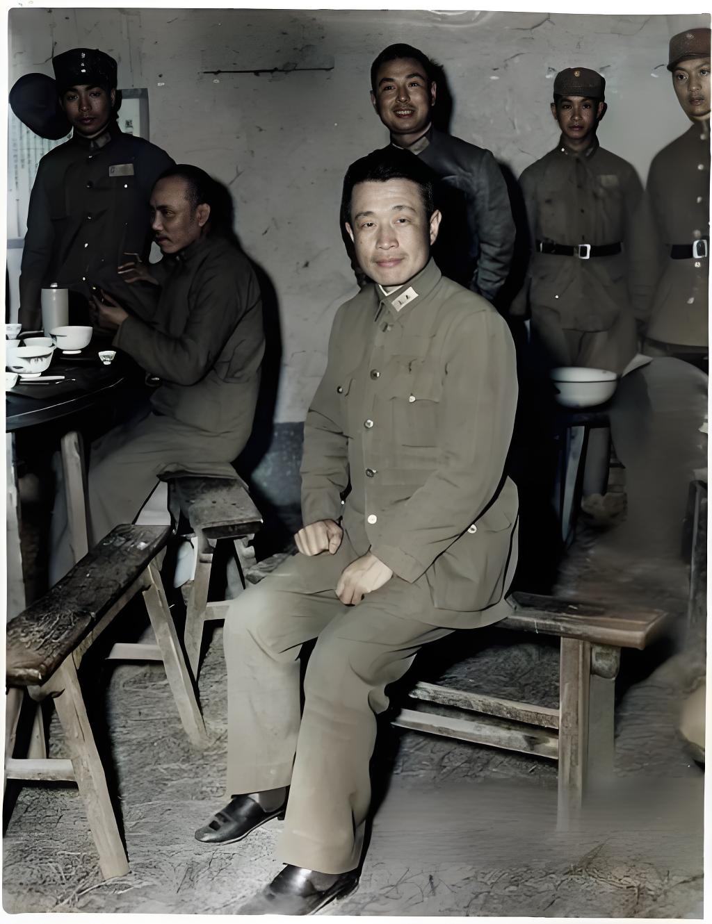 这张老照片，是中国第五集团军总司令兼昆明防守司令杜聿明上将在集会时，专门坐在长椅