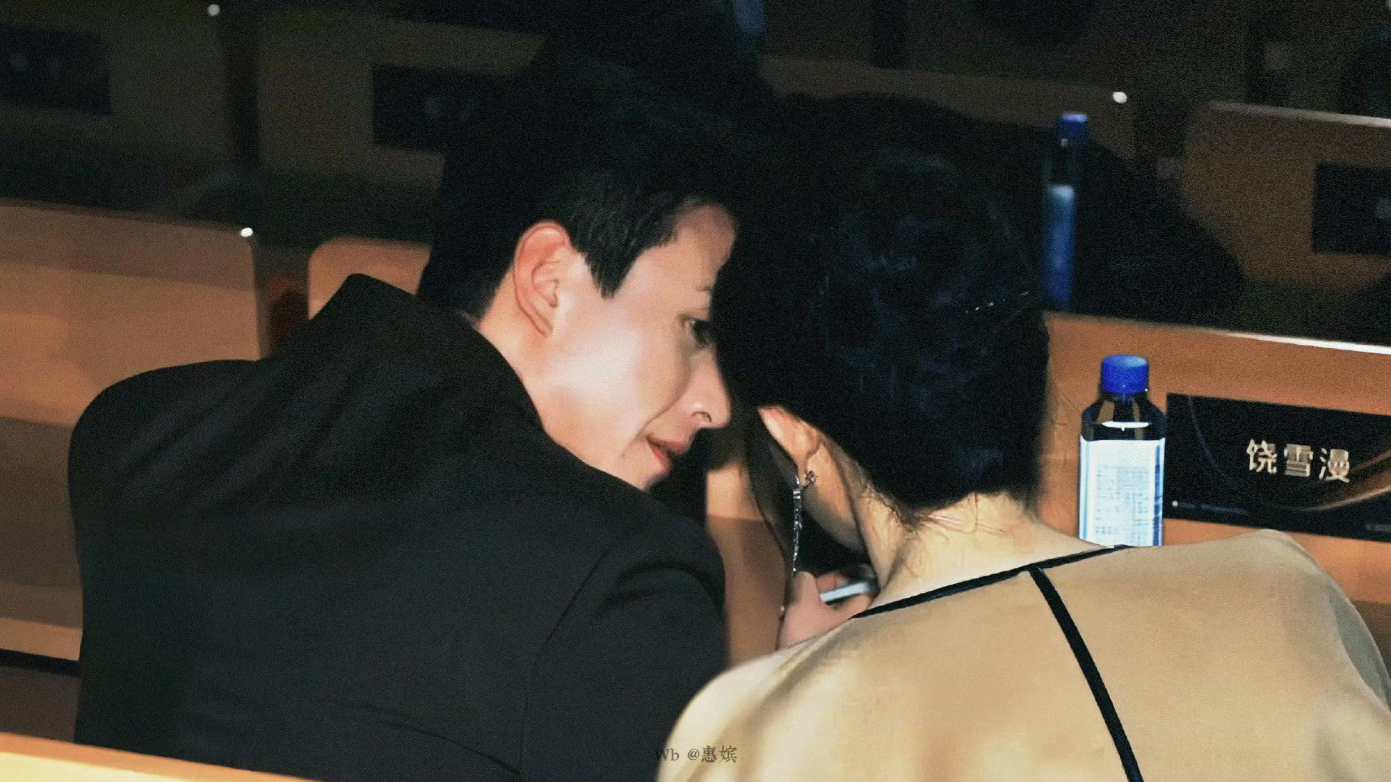 郭宇欣刘萧旭同框盛典现场的这一幕同框，没有刻意的营业，只有老友般的自然相处。看