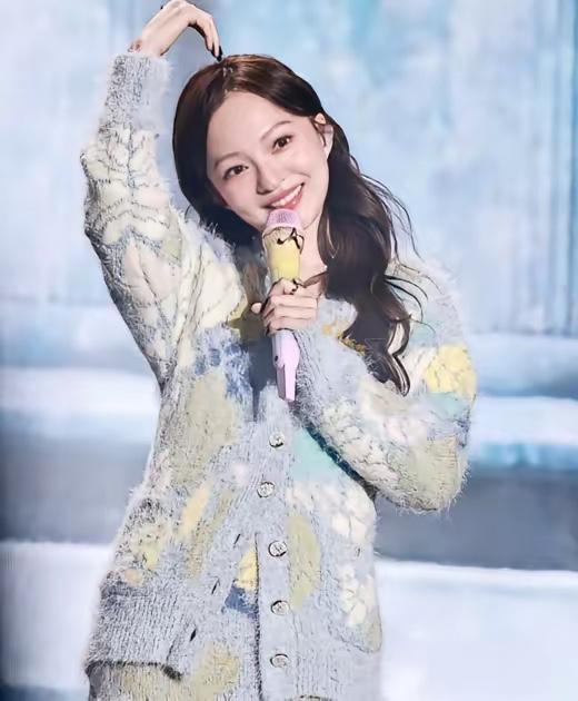 同样演唱会翻唱别人的歌，张韶涵和单依纯的差距，一眼就看明白了同样都是在演唱会