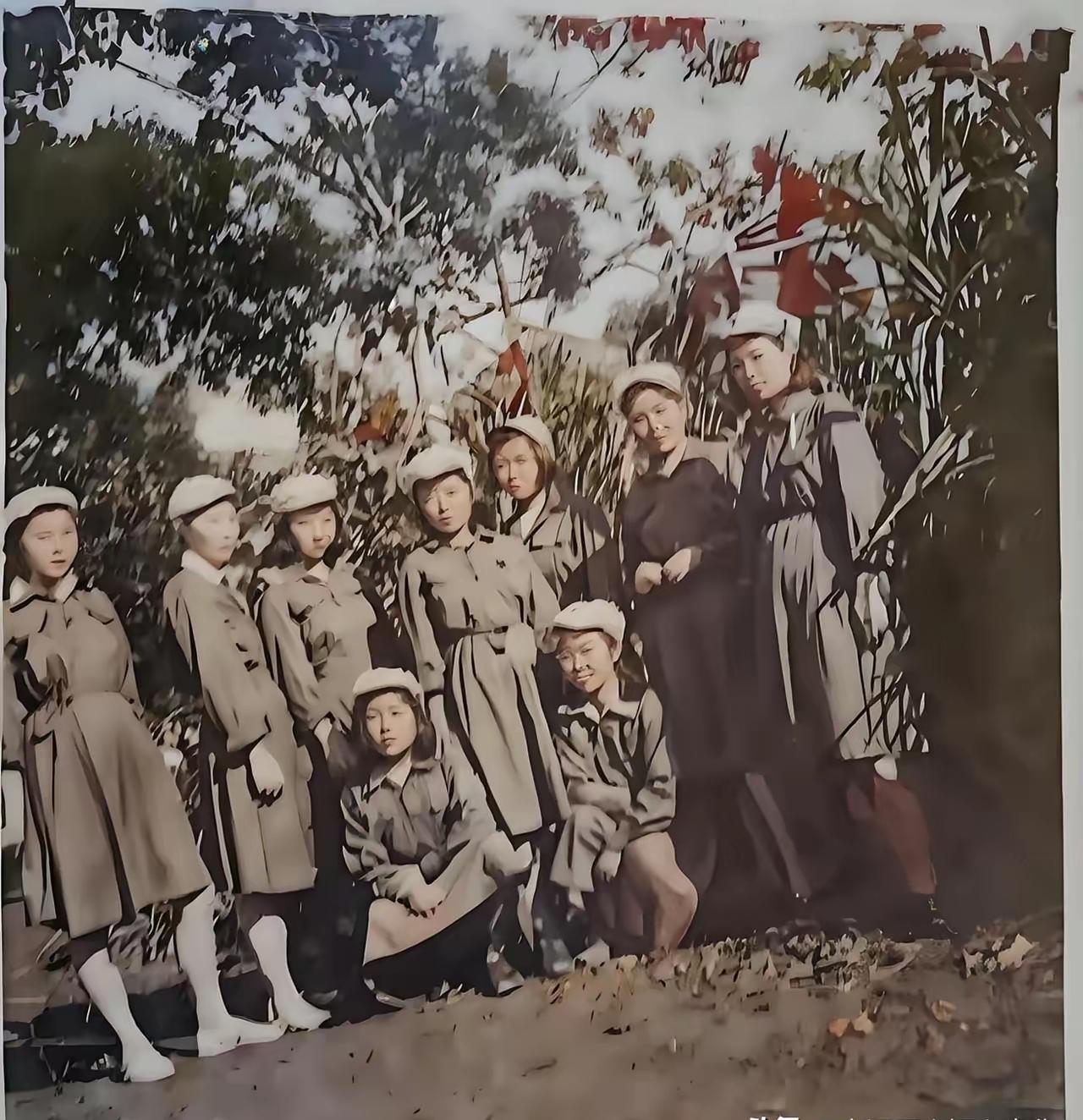 1950年3月，照片上是解放海南战役时，40军的女兵。她们穿的像连衣裙一样的服装