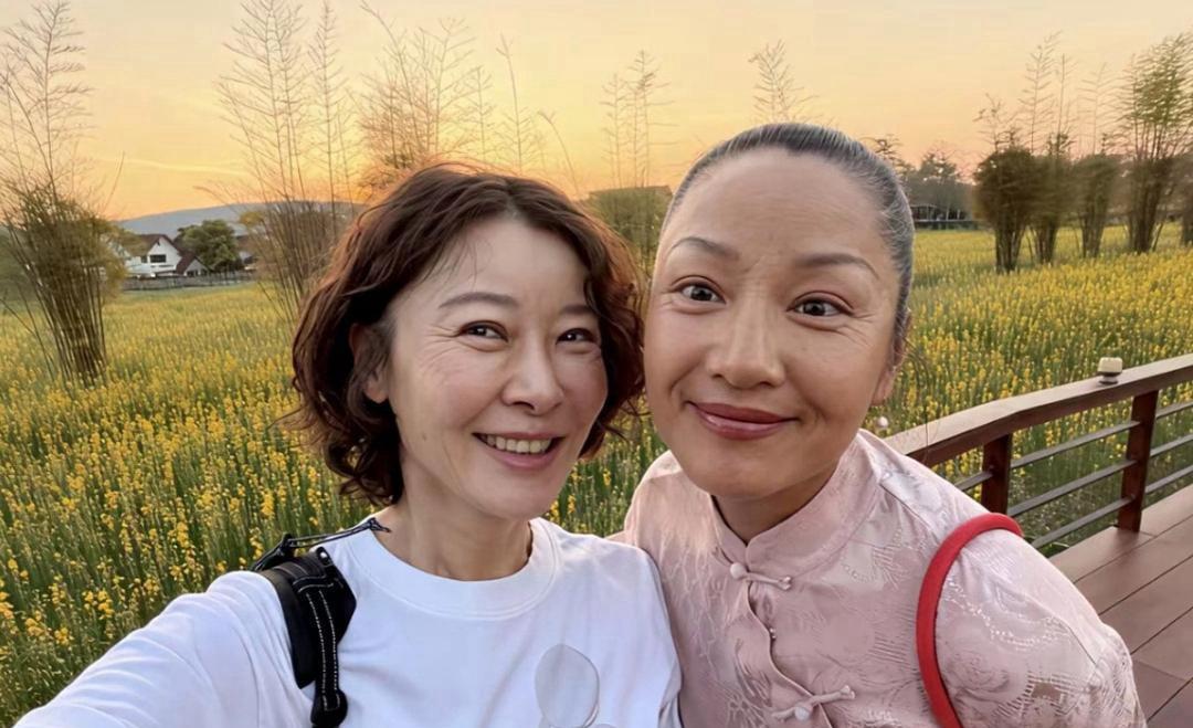 柯蓝：快来，咱俩拍一张，夕阳正好。瞿颖：就这么素颜拍啊，皱纹可全都拍进去了。