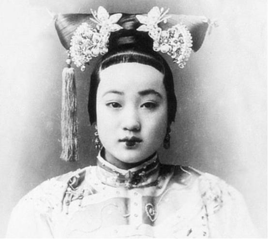 1901年，珍妃的遗体被打捞上来，珍妃的弟弟志锜，跪在井边，看着面目全非的姐姐，