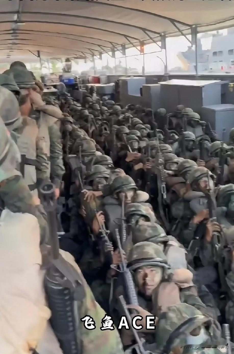 泰国海军陆战队，这装备是不是太老旧了点，不过士兵们的士气还是不错，虽然装备老旧，