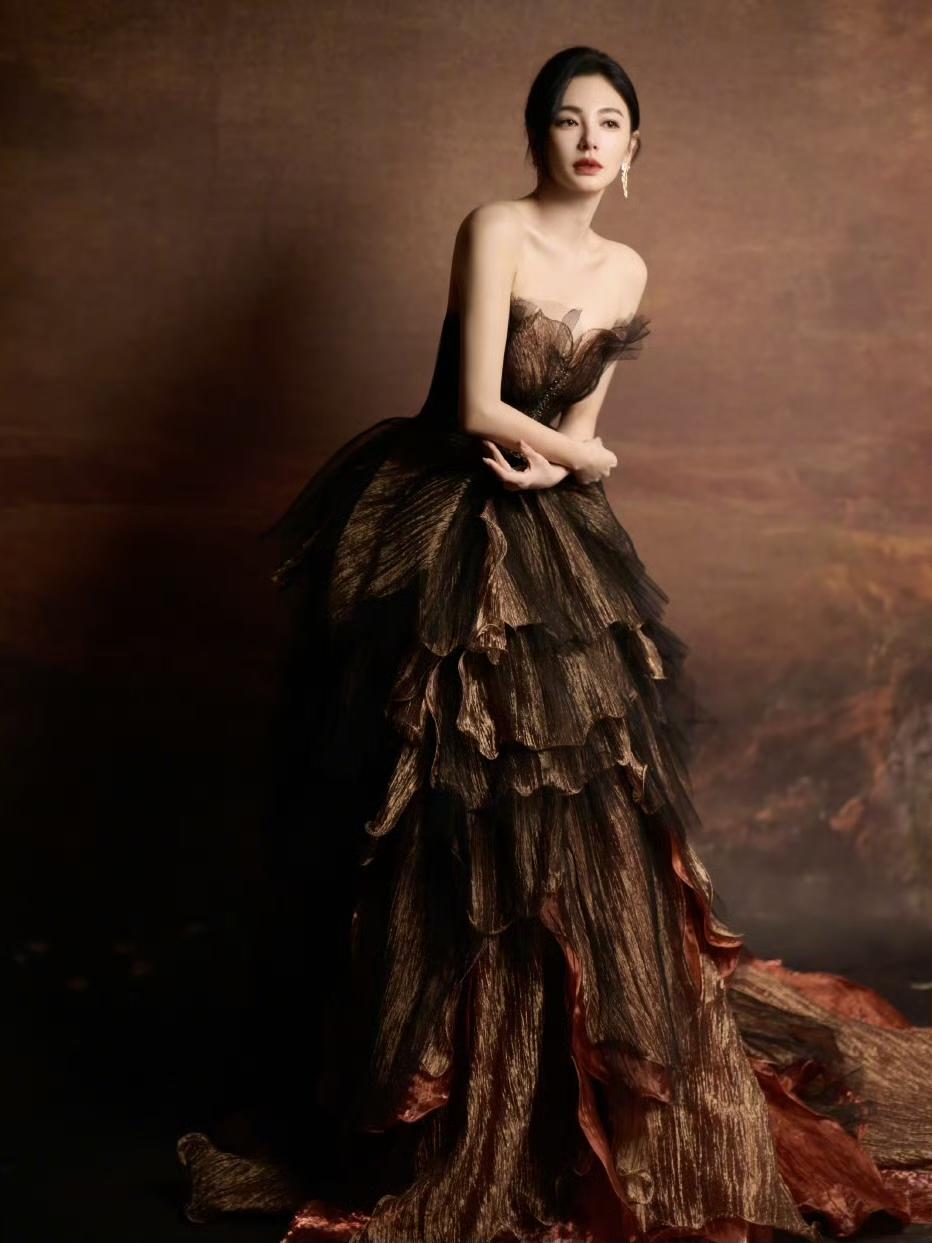 这身焦糖蛋糕裙简直绝了！灯光下像流动的蜂蜜琥珀，层叠的裙摆蓬得恰到好处，真·行走