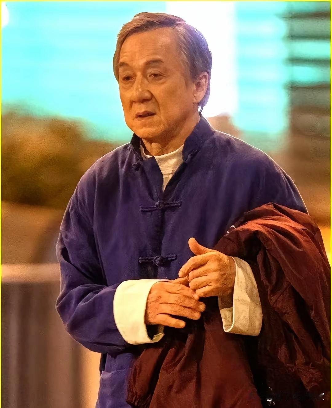 现在我最搞不懂的人就是成龙了身价几十亿，有了病不去找医生治，反而向网友求助，