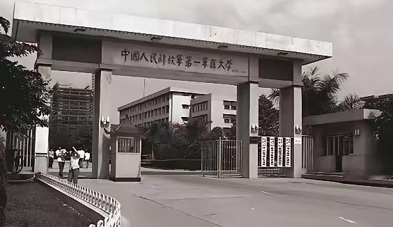 93年，前女友考上这所学校，我落榜。我送她入学，校门口前海誓山盟，但一个学期没过
