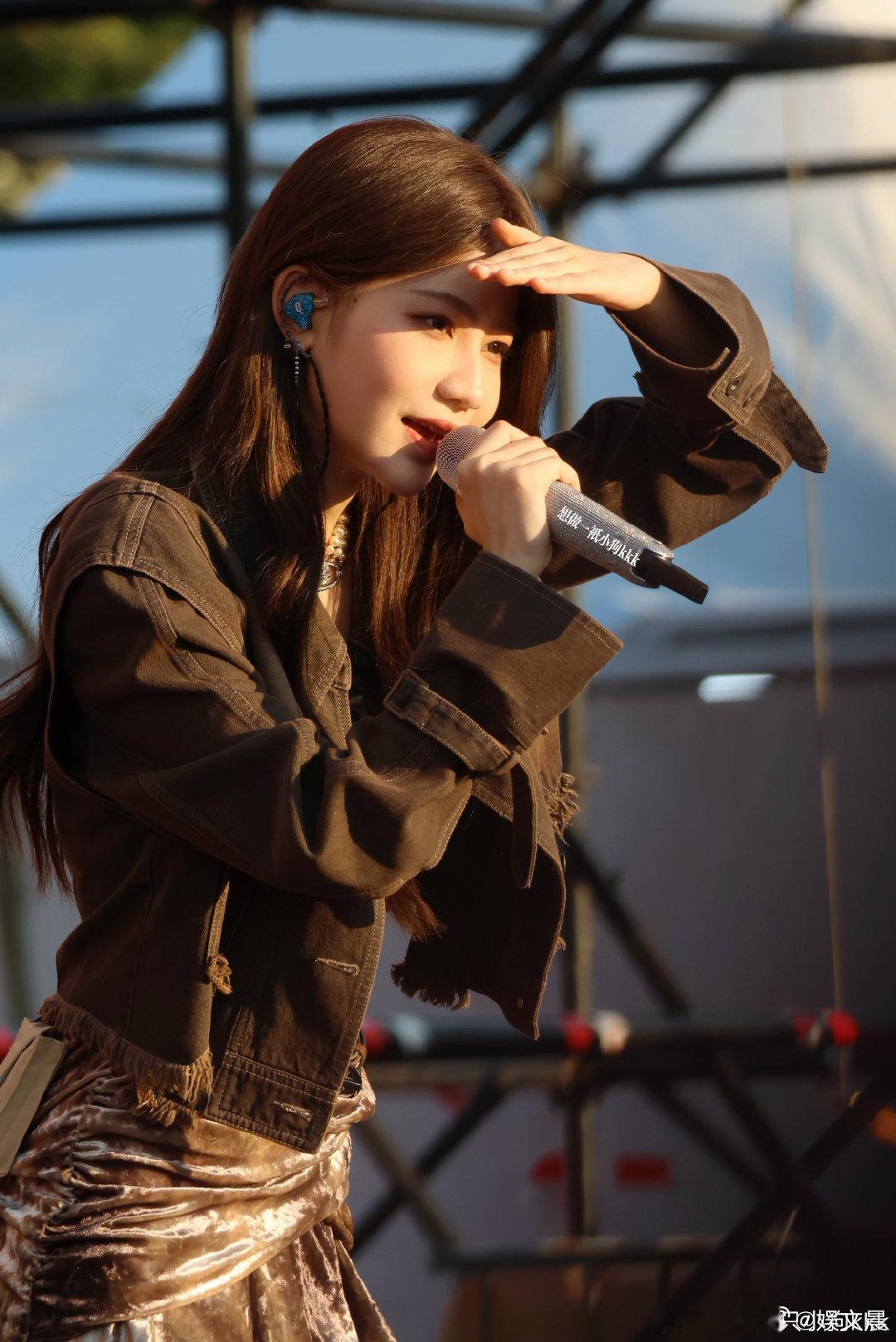 袁一琦是来湖南卫视吃饭的吧今天的袁一琦又美又飒！舞台上气场全开魅力拉满~