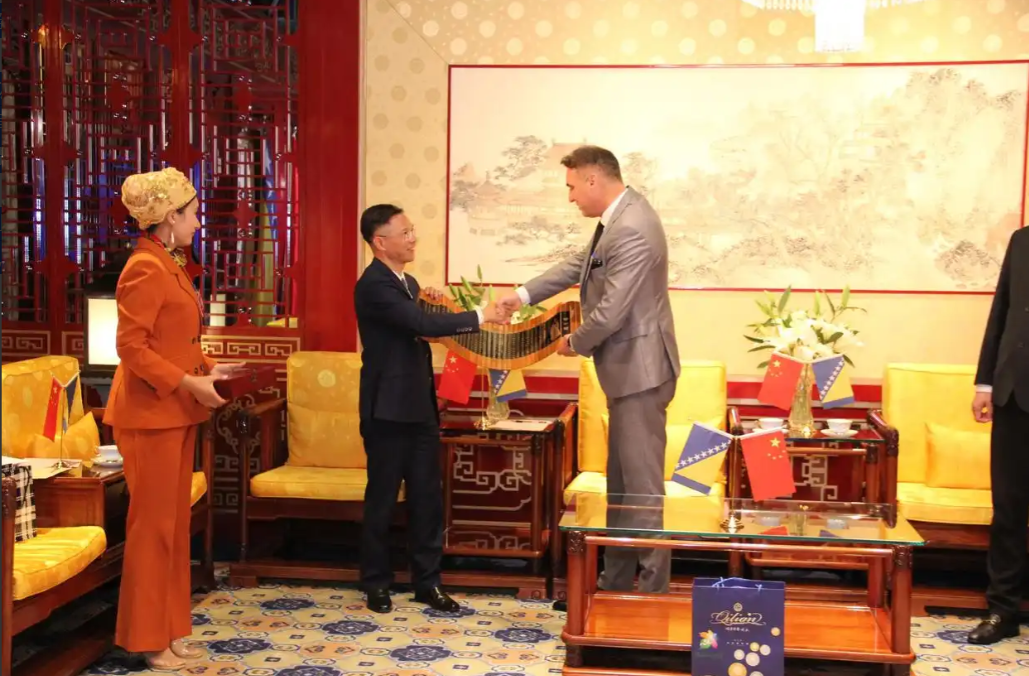 不得不说，王某晶胆真大，她竟然敢对国家级法律人才下黑手。最近，最近，李圣参加