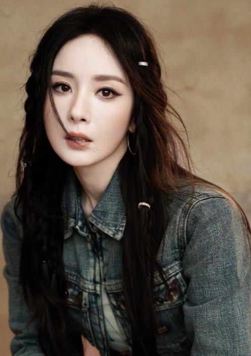 星河凝落成思念飘向远方，化为月光映衬你