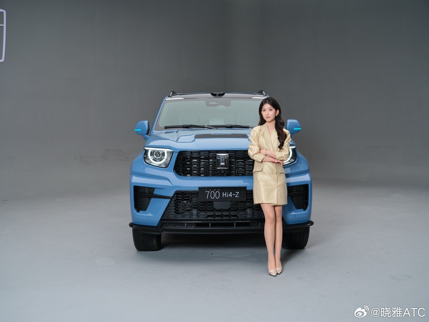 和全新坦克700同框咯！外观的配色是敦煌青，寓意青云直上！站在旁边气场都被带起来