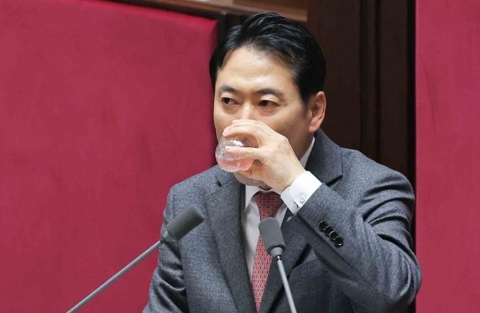 【韩国最大在野党党首国会冗长辩论逾20小时创纪录】韩国最大在野党国民力