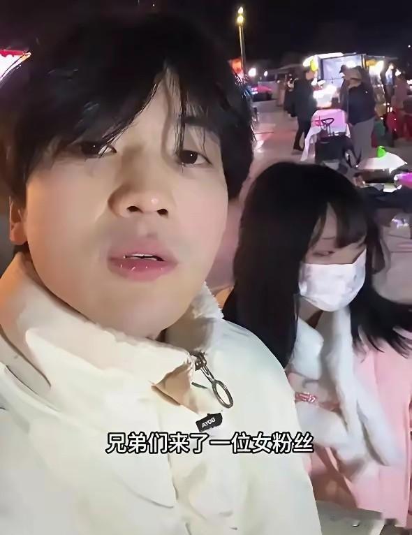 小伙竟然拒绝了不要彩礼不要房的姑娘。江西一位摆摊的小伙在网上认识了一位四川姑娘