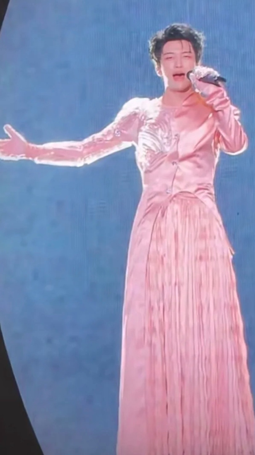 黄子你在cos她吗不行了我要被自己笑死了哈哈哈哈哈哈哈黄子对不起哈哈哈哈哈