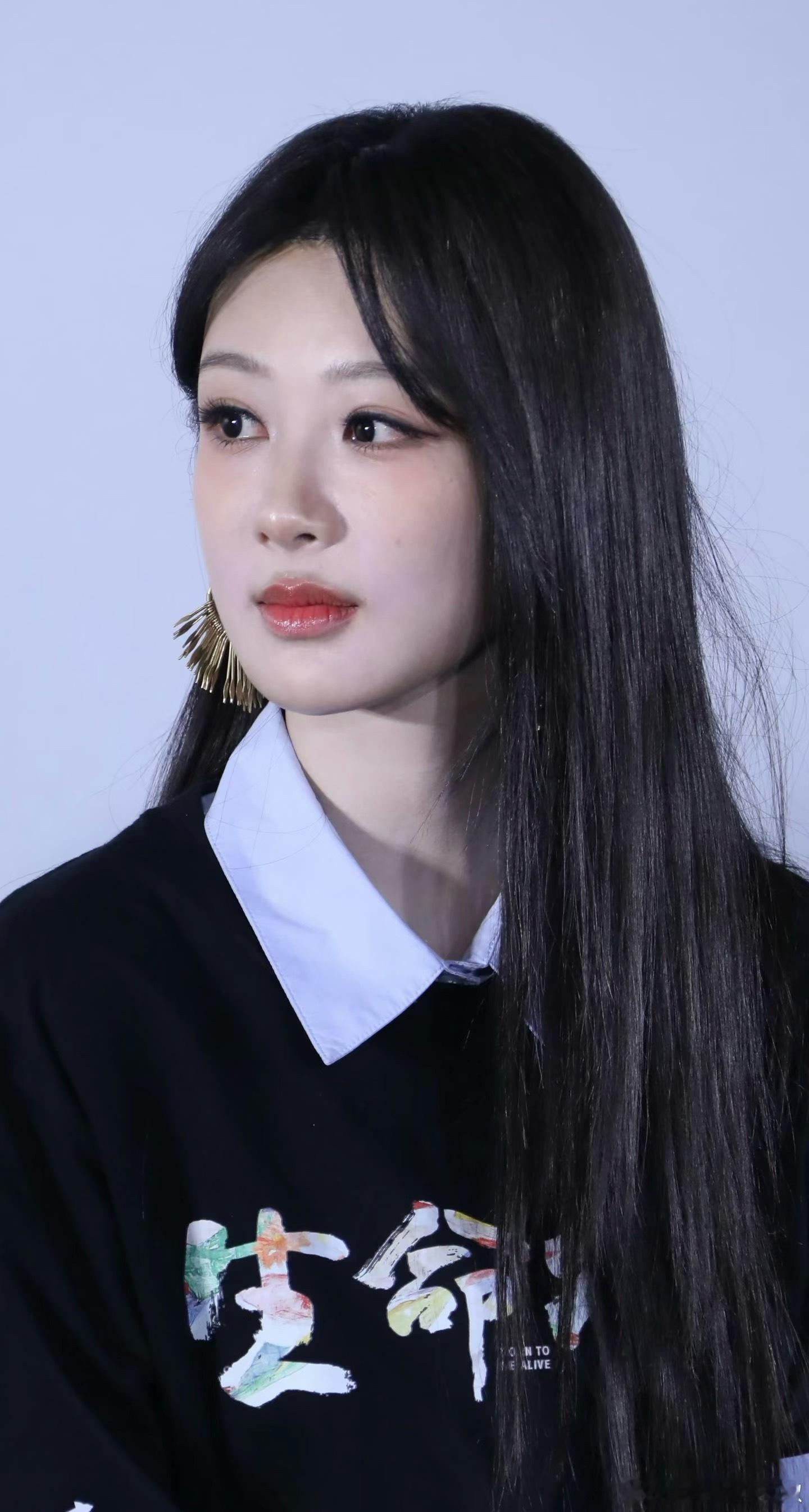 杨紫原相机生图，这几乎贴脸拍了….