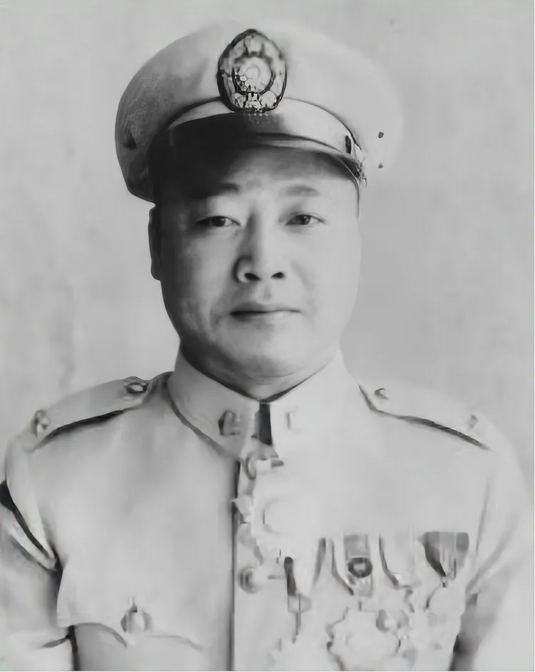 1949年，贵州解放前，何绍周叫来亲信，严肃地对他说：“你带一连兵力，把兵团司令