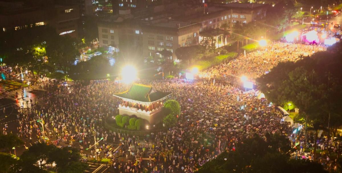 民进党“大罢免”支持者昨天晚间在台北市凯道举行“迎向成功凯道晚会”造势“大罢免