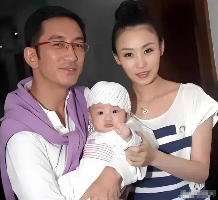 2007年，43岁的吴启华迎娶了比自己年轻21岁的石洋子。婚姻维持7年后，家产几