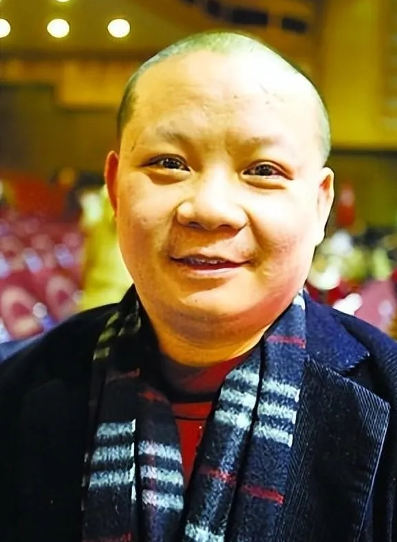 重庆一个亿万富豪名叫郭家富，曾花6000多万给员工们买房子，送员工十几辆保时捷，而等他破产后，却没想