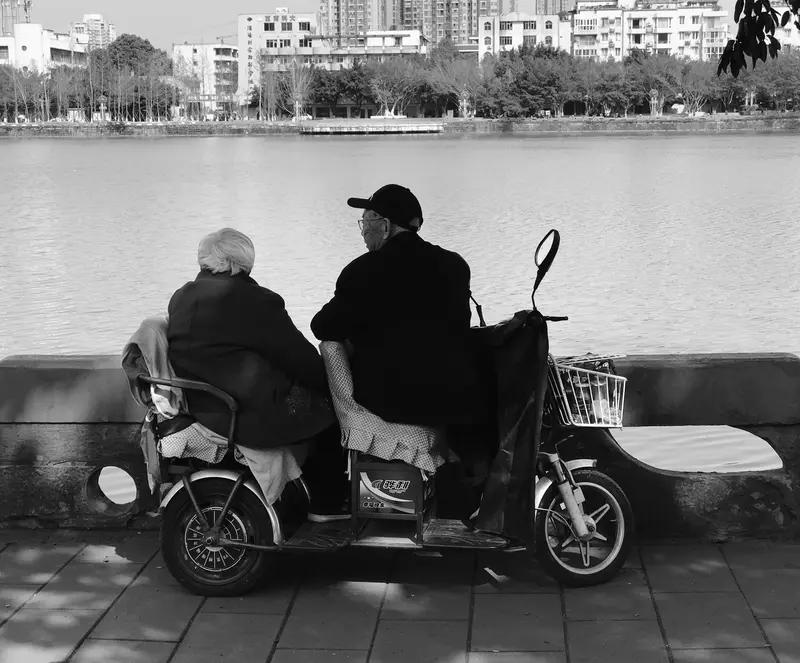 老了什么是底气？很多人觉得是钱、健康、儿女，有道理但不全面。有钱不一定晚年安稳