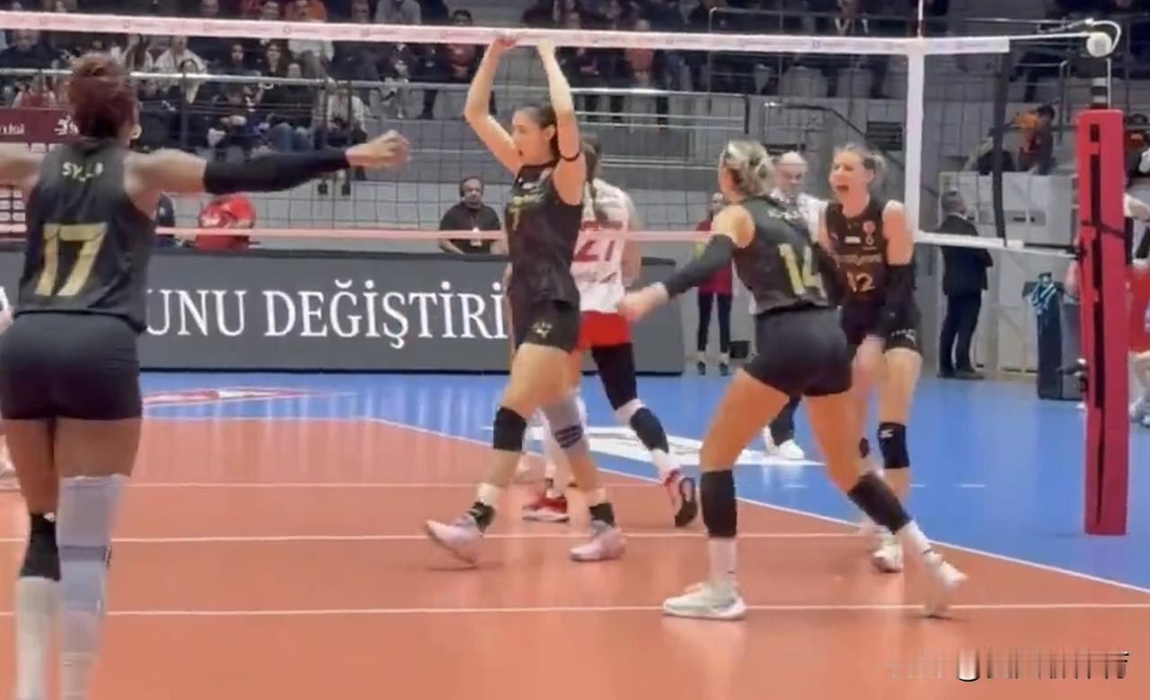 王媛媛首秀堪称惊艳！用实力打动土耳其球迷，凭借实力坐稳主力首发阵容了！土耳其联赛