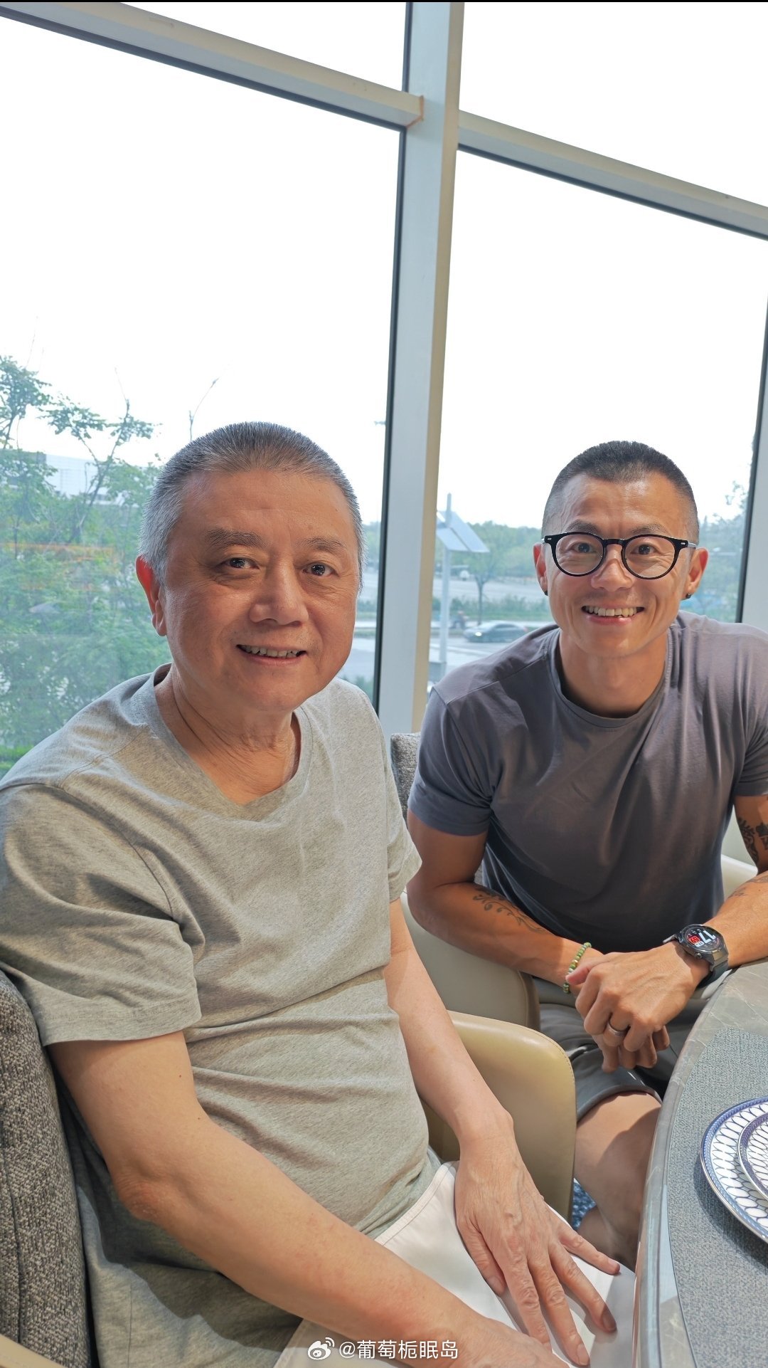 两代人同框一个是久未露面的京圈大佬、文坛老炮，一个是刚刚解封的二环十三郎、车圈网