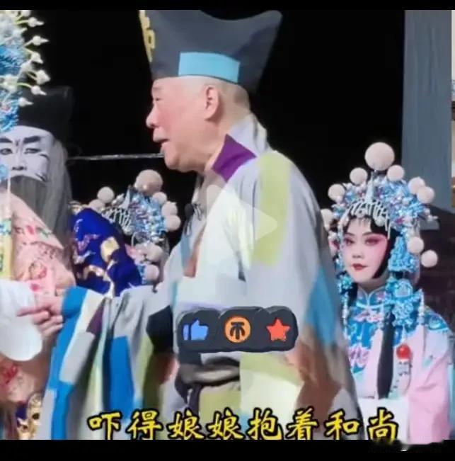 53岁郭德纲其实很看老的，涂脂抹粉后更显得老，但他却乐此不彼，不知道他自己心里是