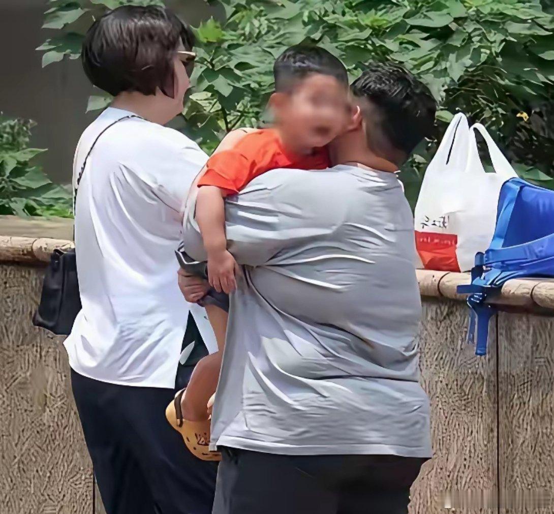 相由心生这句话，还真不是瞎扯，就拿44岁的Selina来说，最近被拍接娃放学，她