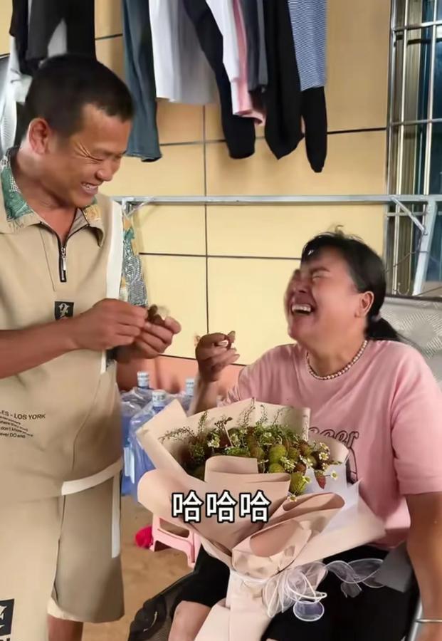 全红婵的爸爸太会了，儿童节给全妈妈送大束“荔枝花”，全妈妈开怀大笑、好幸福……