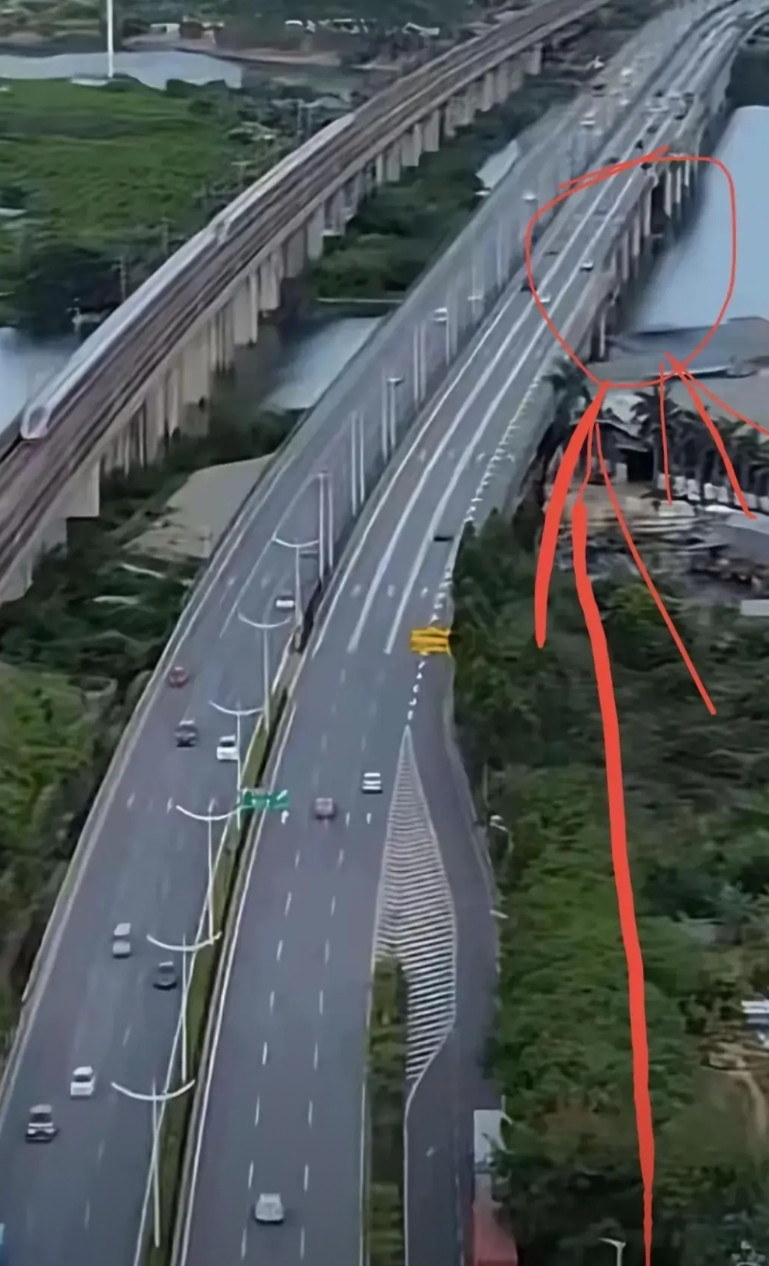 我反复看了这条道路，这条道路设计确实存在问题。四条变三条，你的路缘石也要逐渐收