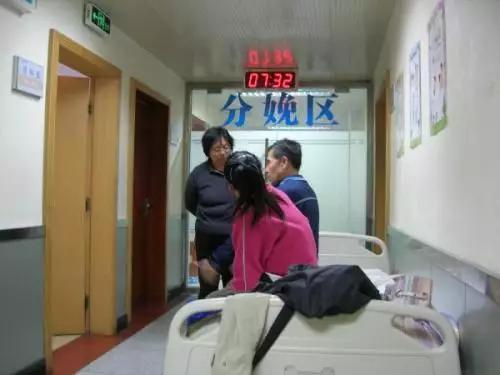 爸爸姓方, 给双胞胎孩子取的名字, 全村的人拍手叫绝