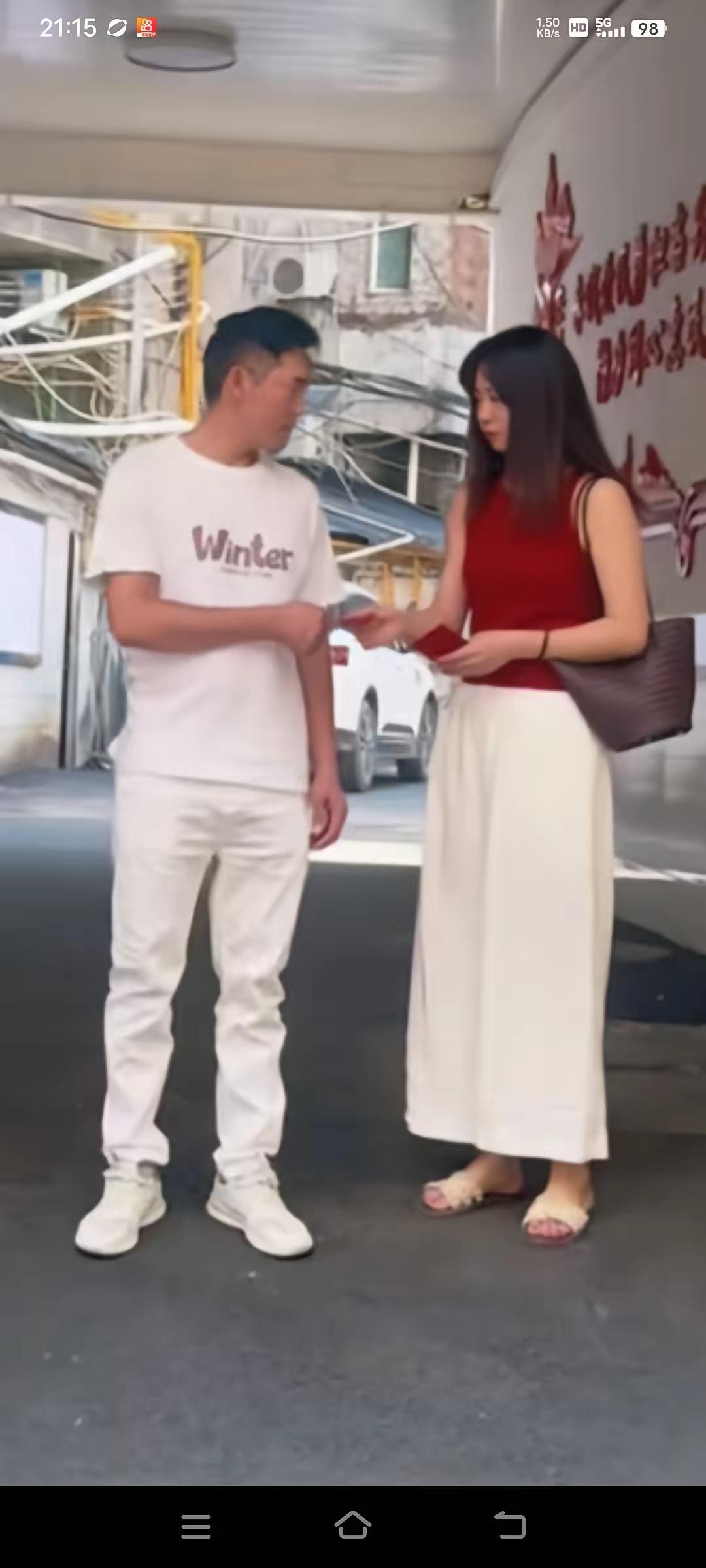 这对夫妻办完了离婚手续，女子提出吃一顿散伙饭，可男子说，婚离了，出门就是陌生人，