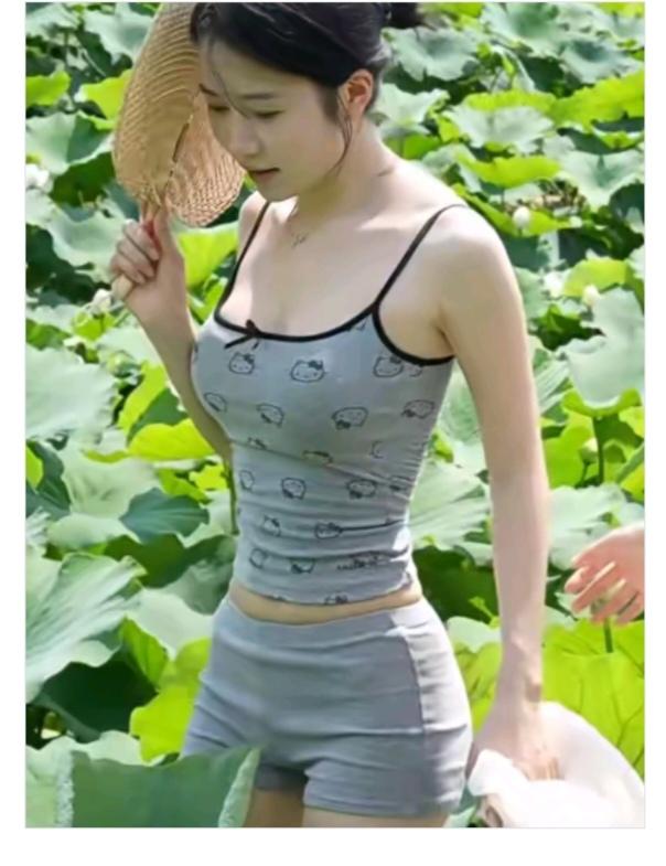 真“热”瓜地里面秧苗壮；美女就到地里看；盛夏时节还真热；手拿蒲扇驱蚊虫；