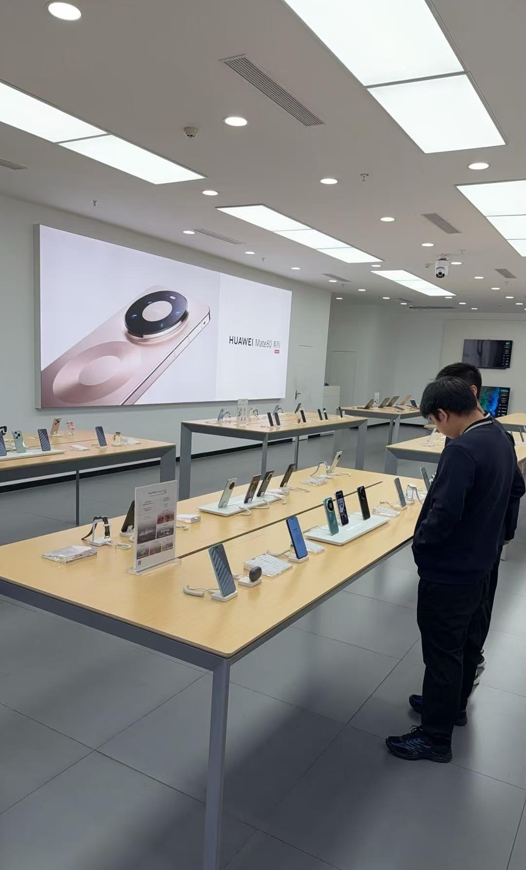 今年华为mate80不火了？去了几家店，直营店就几个人，授权店只有店员在，还