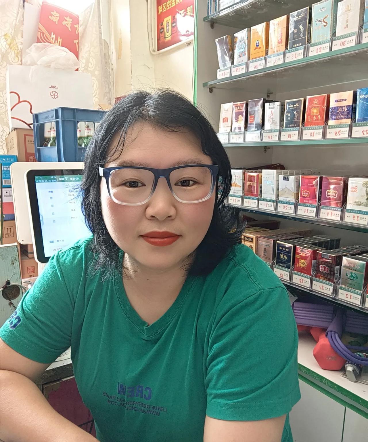 有个外地网友想买两条北京特产，说是要“人民大会堂”。这可把我给乐坏了，心想这