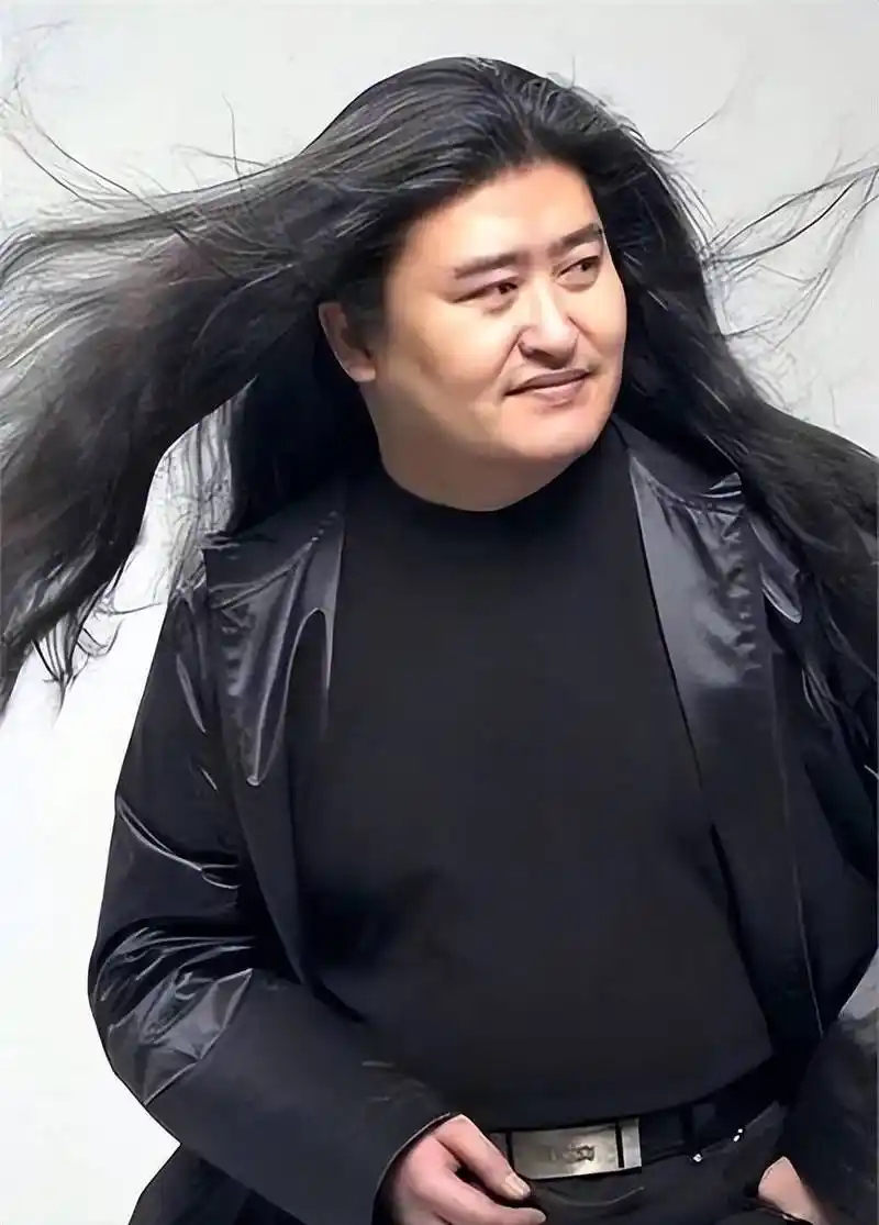 刘欢先生走后，不少人追忆他的歌声，也有不少传言再起，其中流传最广的，说他常年喝酒，才落下病根。妻子卢