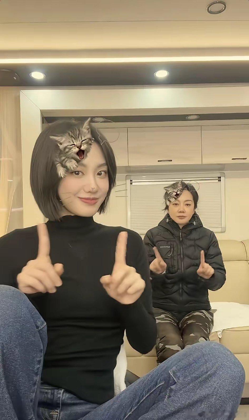 55岁的闫妮真是童心未泯，跟女儿在镜头里一起做手势舞，女儿长得好美啊，颜值都超越