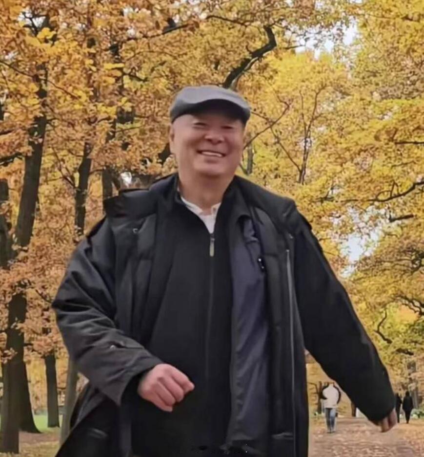 72岁濮存昕近照曝光，全网惊呆刚刚，72岁的濮存昕在社交平台发布了一条视频，瞬间