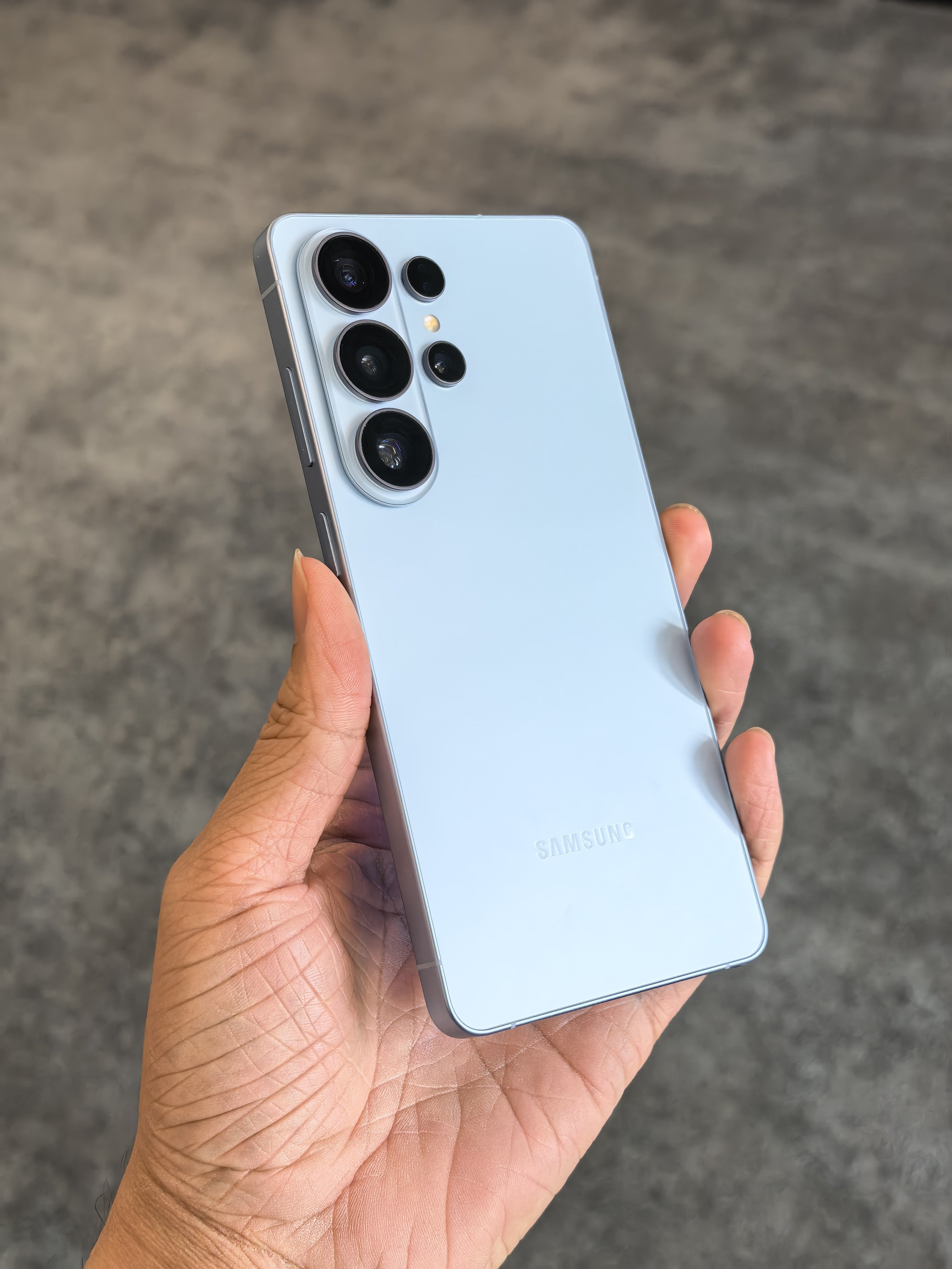 又买了一台蓝色的三星S26Ultra，这颜值如何？​​​