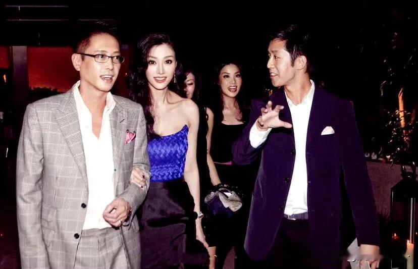 很多人骂李嘉欣非要嫁豪门，但是这张脸如果嫁到小门小户也确实不匹配，也护不住她！