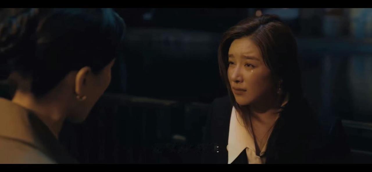 乔海伦从小因为身材好遭人嫉妒，工作后被客户骚扰男朋友还怪她，她努力工作被同事怀疑