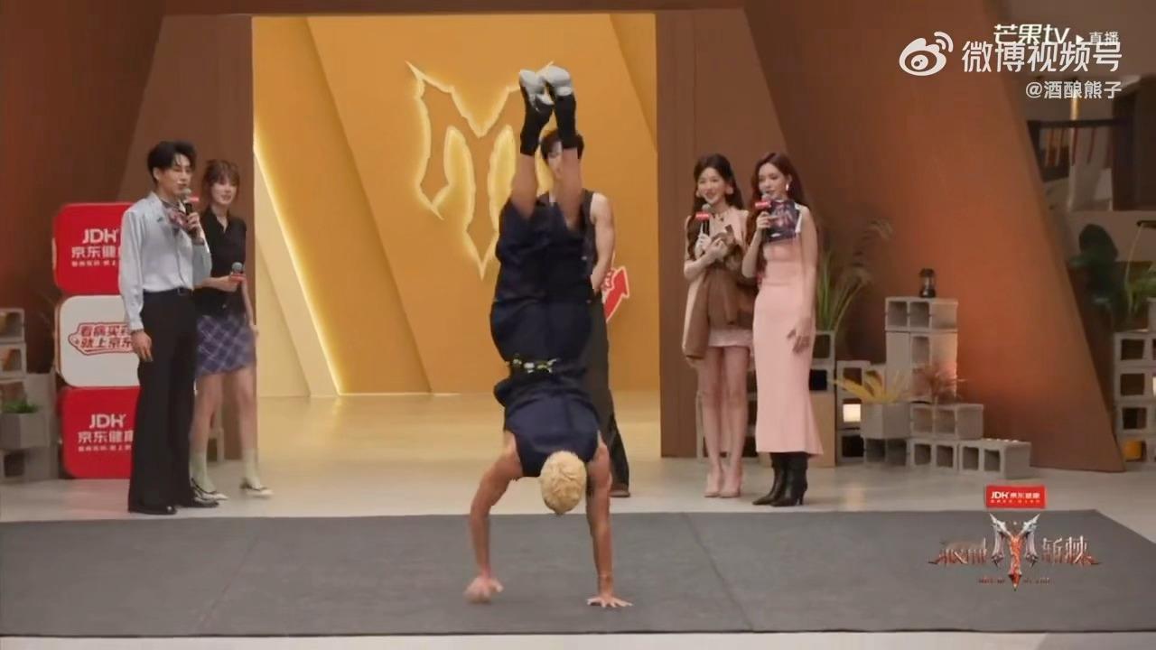 米卡继小沈阳后披哥第二个闪了腰看着都揪心，继小沈阳之后米卡也闪腰了。高强度体能