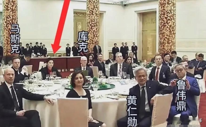 那个淡定坐在马斯克与库克“C位”中间的湖南妹子，曾是深圳最底层打工妹。从15岁辍