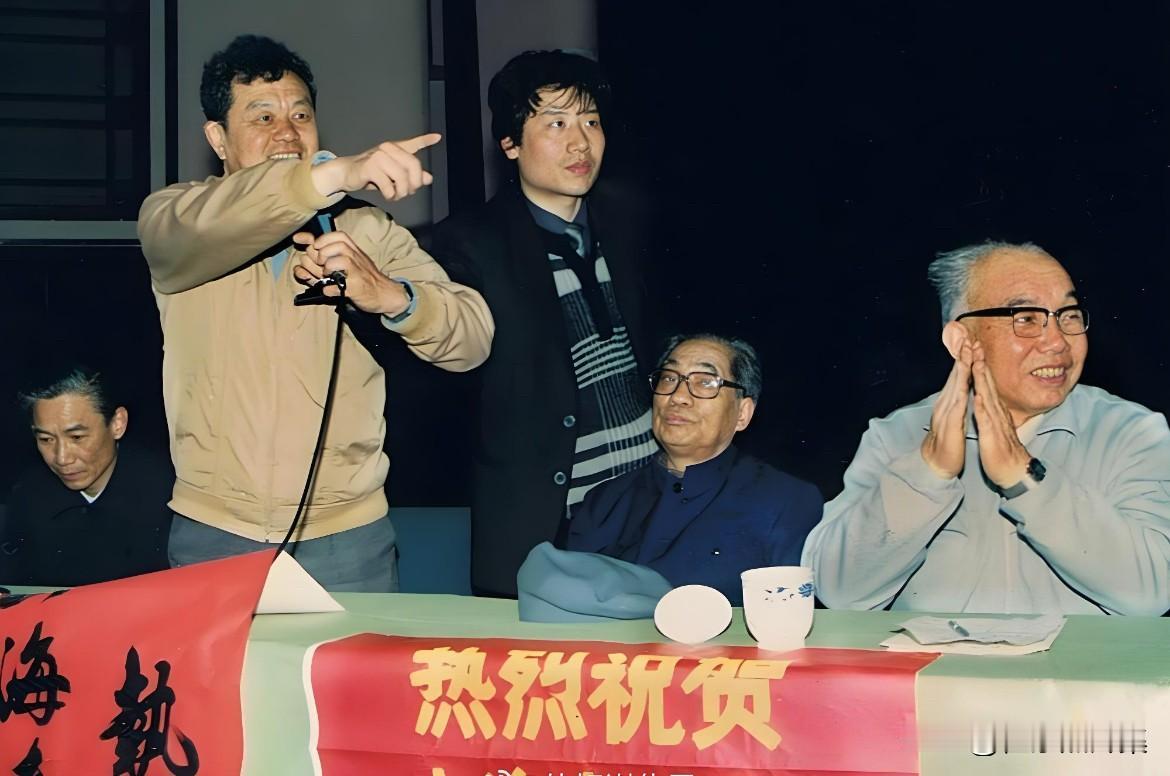 1987年5月9日，上海专业报企业报新闻摄影学会在上海锦江小礼堂正式成立，时任中